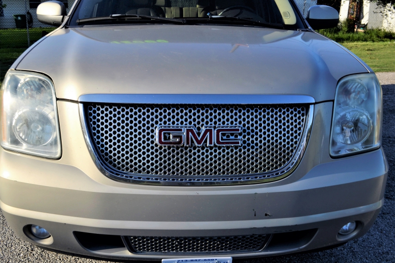 moto-ST CYR SUR MER-min_gmc-yukon-truck-grill-2828425